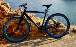 Rubata bici uomo blu notte con ruote lenticolari azzurre